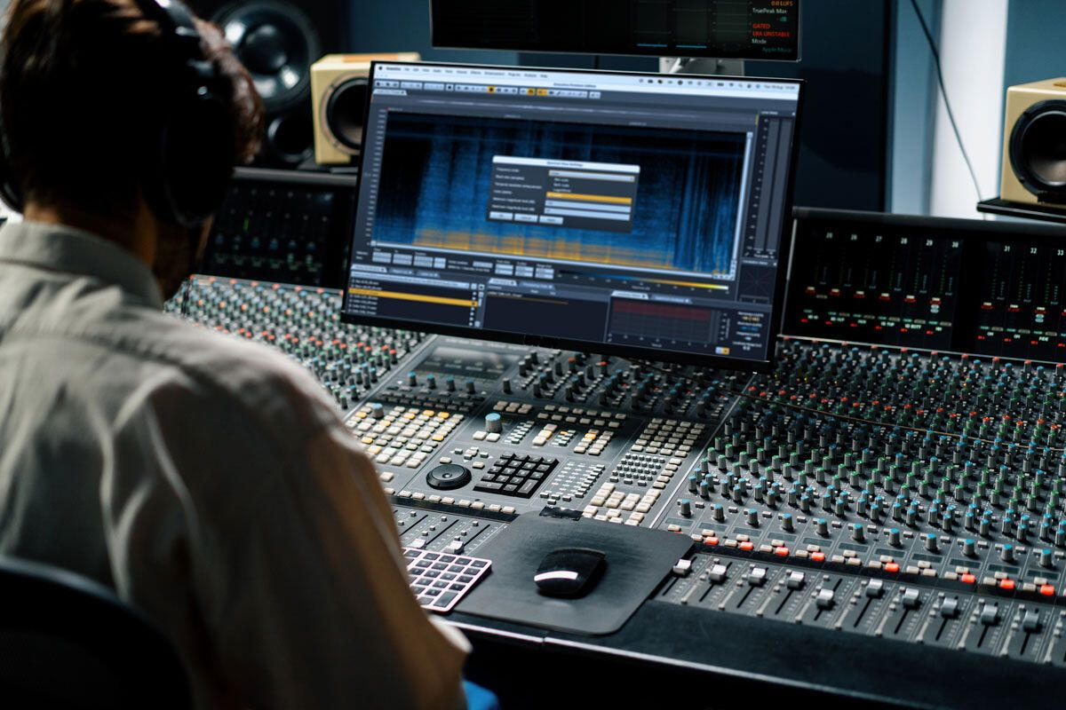 Veľký mixážny pult a analyzér frekvencií – profesionálny mixing s technikou štúdiovej triedy. Online Mastering SK