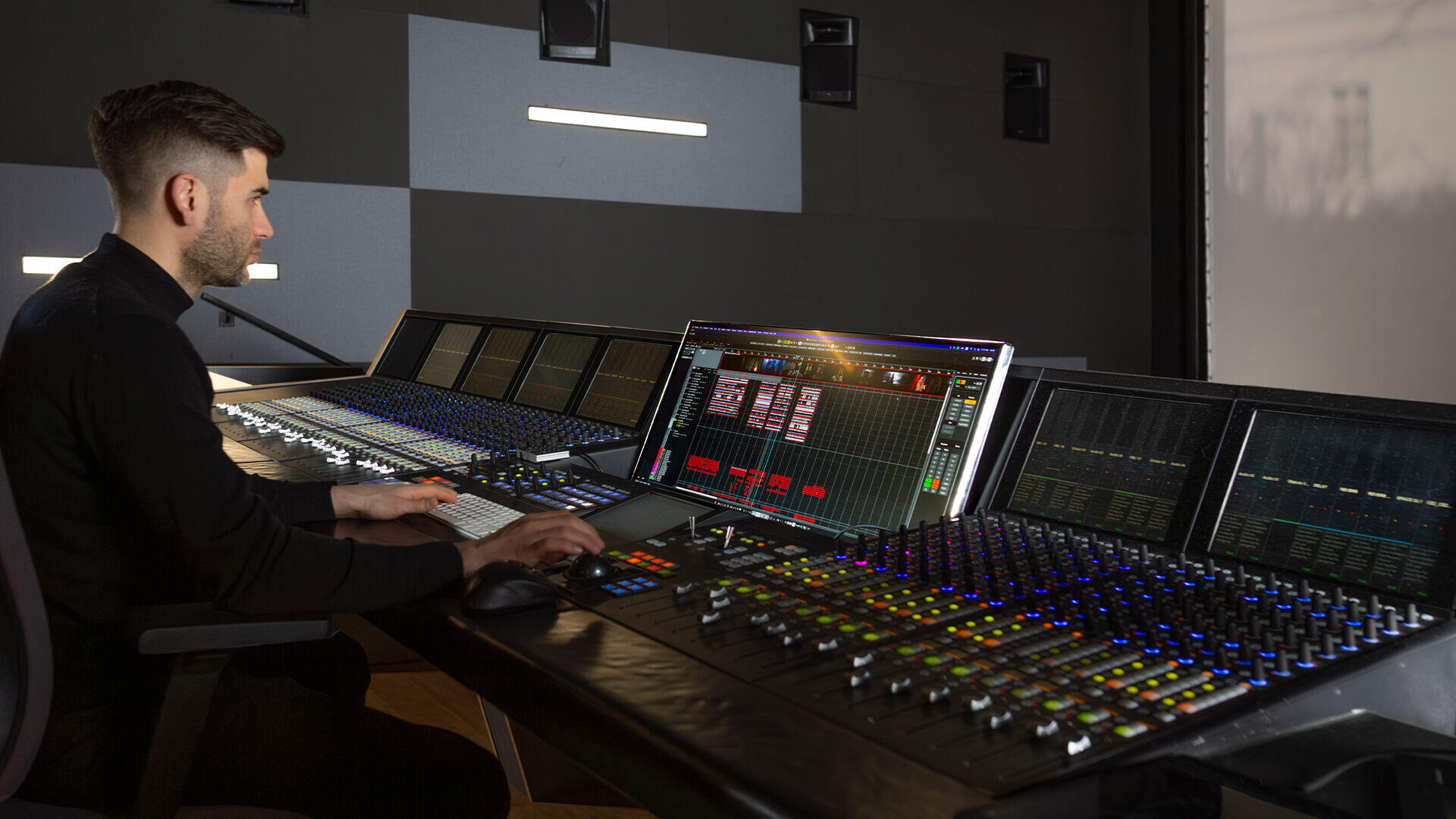 Producent pracuje na skladbe v DAW – dôraz na kvalitu zvuku a precízny mix. Online Mastering SK
